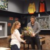 Simone ontvangt bloemen van de voorzitter